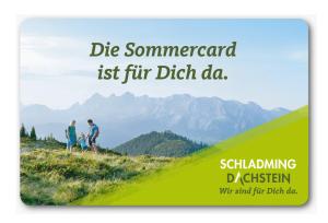 ein Flyer für eine Reise in die Berge mit zwei Menschen auf einem Hügel in der Unterkunft Apartments Altstadtflair in Schladming