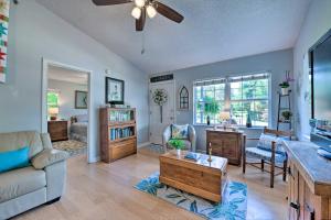 uma sala de estar com um sofá e uma mesa em Lake Norman Home with Porch - Across from Marina! em Mooresville