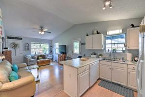 uma cozinha com armários brancos e uma sala de estar em Lake Norman Home with Porch - Across from Marina! em Mooresville
