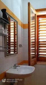 Hotel Diffuso Montedoro tesisinde bir banyo