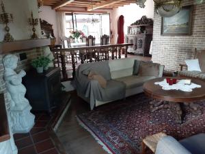 een woonkamer met een bank en een tafel bij Den Donkman in Dessel