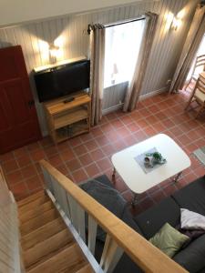 sala de estar con sofá y TV en Gårdshuset en Söderköping