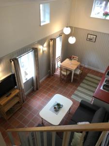 ein Wohnzimmer mit einem Sofa und einem Tisch in der Unterkunft Gårdshuset in Söderköping