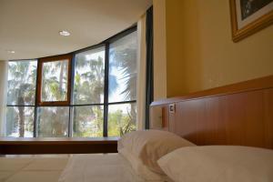 une chambre avec un lit et une grande fenêtre dans l'établissement Tursport, à Tarente 43 autres photos