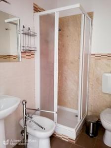 Hotel Diffuso Montedoro tesisinde bir banyo