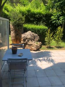 un tavolo blu e una sedia su un patio di B&B Neptunia fronte mare a Torre Specchia Ruggeri