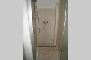 eine Dusche in einem Badezimmer mit einer Glastür in der Unterkunft Charmante maisonnette aux portes de paris in Saint-Ouen