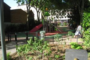 ein Spielplatz mit Rutsche in einem Park in der Unterkunft Charmante maisonnette aux portes de paris in Saint-Ouen