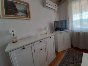 Televízia a/alebo spoločenská miestnosť v ubytovaní Apartment Adriatic Sea View Zoe