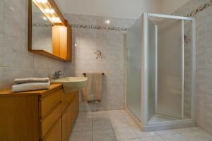 La salle de bains est pourvue d'une douche et d'un lavabo. dans l'établissement Villetta autonoma affacciata sul Golfo Borromeo, à Verbania