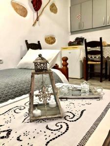 - une chambre avec un lit et une table avec un plateau dans l'établissement Little cottage, à Athènes