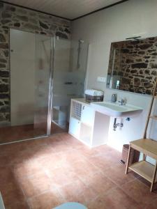 Kúpeľňa v ubytovaní REMANSO DE TRASFONTAO "Casa do Campo"