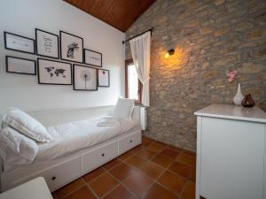 um quarto com uma cama e uma parede de pedra em eva y maría CASA RURAL em Rañín