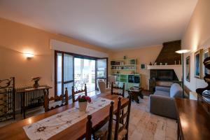 a living room with a table and a couch at Villetta autonoma affacciata sul Golfo Borromeo in Verbania +13 photos