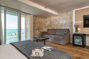 Televízia a/alebo spoločenská miestnosť v ubytovaní Re Dionisio Luxury Suites