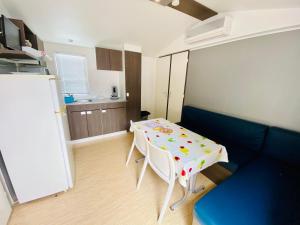 滨海阿热莱斯Mobilhomes de Pierrot的小房间设有桌子和厨房