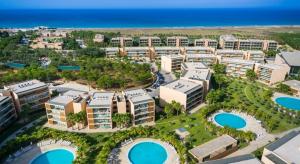 uma vista aérea de um resort com piscinas azuis em Novo Apartamento T2 Herdade dos Salgados - Vila das Lagoas em Guia