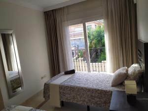 Postel nebo postele na pokoji v ubytování VILLA RIVIERA CON PISCINA PRIVADA JUNTO AL CAMPO DE GOLF + 37 fotografií