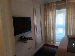 TV a/nebo společenská místnost v ubytování VILLA RIVIERA CON PISCINA PRIVADA JUNTO AL CAMPO DE GOLF