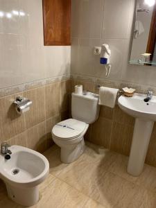 La salle de bains est pourvue de toilettes et d'un lavabo. dans l'établissement Tarull, à Tossa de Mar