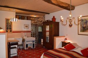 una camera con letto e una cucina con lavandino di Mesao Provesende a Provesende Altre 49 foto