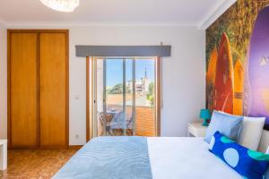 Aguda Beach Apartment في Arcozelo: غرفة نوم بسرير وشرفة