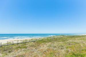 - une vue sur la plage depuis une falaise dans l'établissement Aguda Beach Apartment, à Arcozelo