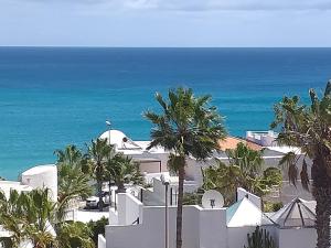 a view of the ocean from a resort at Casa Kristin (WLAN gratis) in Costa Calma