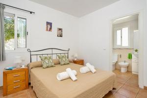 Ένα ή περισσότερα κρεβάτια σε δωμάτιο στο Villa Menorca Raquel by Mauter Villas +38 φωτογραφίες