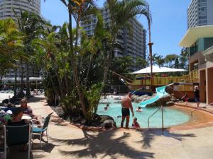 un grupo de personas en una piscina en un complejo en Crown Towers, en Gold Coast
