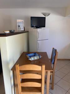 une petite cuisine avec une table et un réfrigérateur dans l'établissement Casa Salina, à Santa Marina Salina 17 autres photos