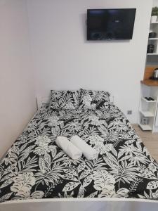 Säng eller sängar i ett rum på Dworek na Zakręcie - noclegi Zator