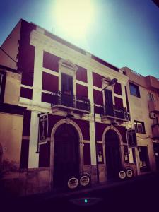 een oud gebouw met twee balkons in een straat bij Valentino in Valenzano