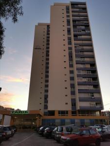 un grande edificio con auto parcheggiate in un parcheggio di Tarik Moments Apartment a Portimão Altre 11 foto