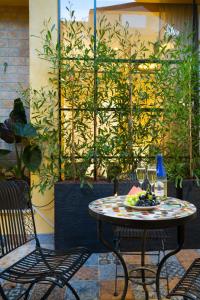 Taman di luar The Shell House