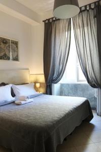 罗马Guest House Relais Indipendenza的一间带床和大窗户的卧室
