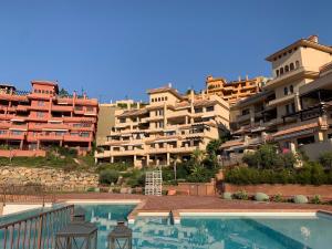 hotel z basenem naprzeciwko niektórych budynków w obiekcie Piso 3 dormitorios en Isla del Fraile Golf Resort con espectaculares vistas w mieście Águilas