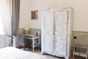 una vecchia porta in legno in una camera da letto con scrivania di Guest House Relais Indipendenza a Roma
