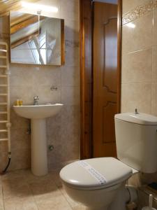 ein Bad mit einem WC und einem Waschbecken in der Unterkunft D&K Studio in Mirina