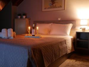ein Schlafzimmer mit einem Bett mit zwei Kerzen darauf in der Unterkunft D&K Studio in Mirina
