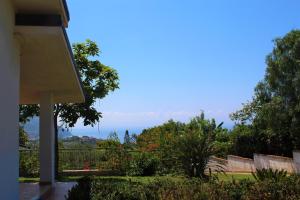 una casa con vistas al jardín en Villa Faro, en Capo Vaticano