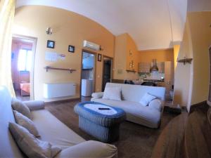 sala de estar con sofá blanco y mesa en Appartamento In Villa Di Judighes, en Cerveteri