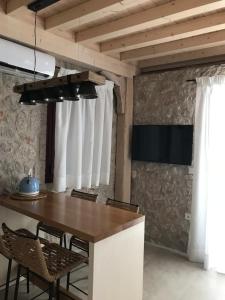 ein Esszimmer mit einem Holztisch und Stühlen in der Unterkunft Cabernet Houses in Lefkada Town