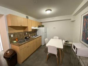Кухня или мини-кухня в Triangle Suite
