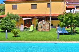 a house with a yard with chairs and a swimming pool at Casa Cova do Barro in Janeiro de Cima