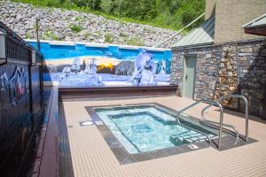 Bazén v ubytování Fernie Fox Hotel nebo v jeho okolí