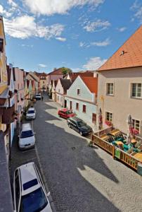 una pequeña ciudad con coches aparcados en una calle en Rožmberská 62, Třeboň, en Třeboň