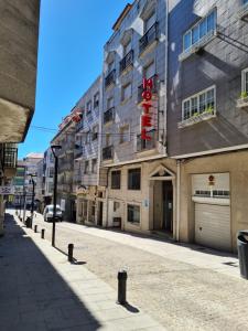 een lege straat voor een gebouw bij Hotel Europa in Cambados