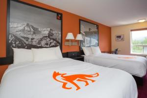 En eller flere senge i et værelse på Fernie Fox Hotel + 80 billeder