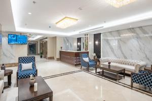 um lobby de um hotel com cadeiras e mesas em Semat ApartHotel em Jeddah